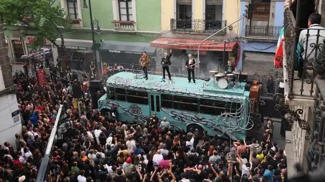 Vecino de la Ciudad de México abre las puertas de su hogar a U2 tras imprevisto en la grabación de su video