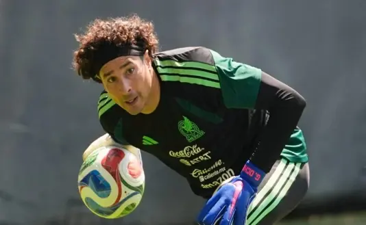 Guillermo Ochoa emociona a la afición en CDMX con gesto inolvidable hacia un niño que lo esperó por horas