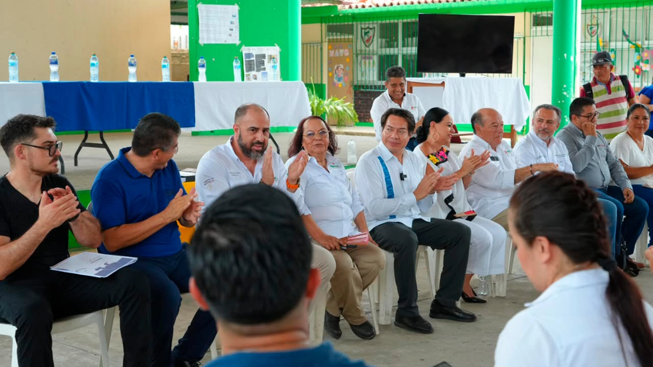 Acuerdan Mario Delgado y comunidades escolares reubicación de dos escuelas en Paraíso, Tabasco, en beneficio de más de 400 estudiantes