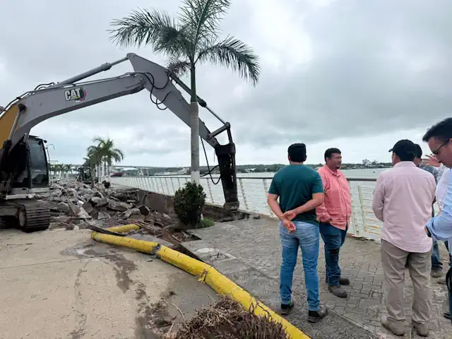 SIOP inicia trabajos para atender socavón en el malecón de Alvarado