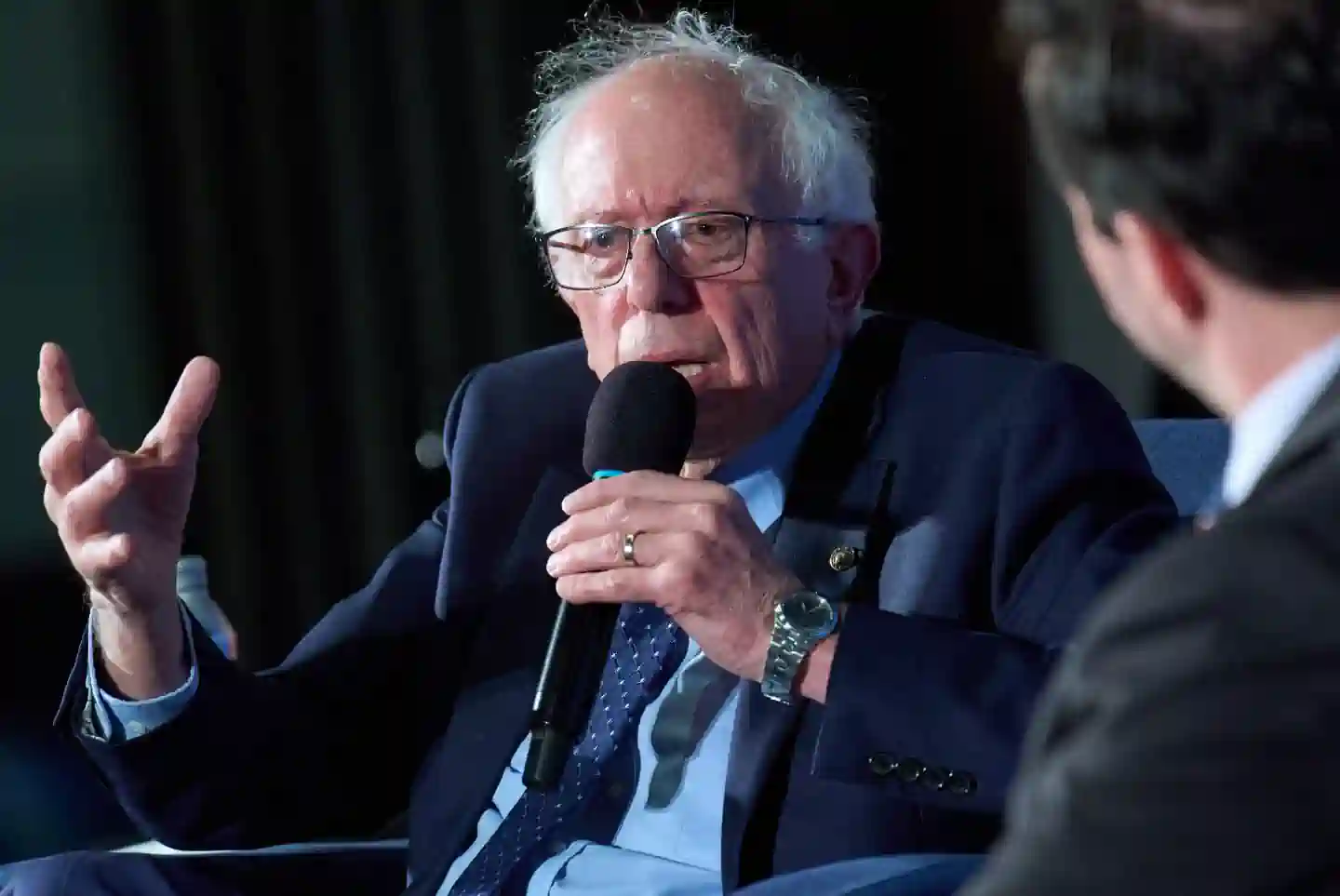 Exclusiva de AP: Bernie Sanders presenta un plan para otorgar al público la propiedad directa de empresas de IA.