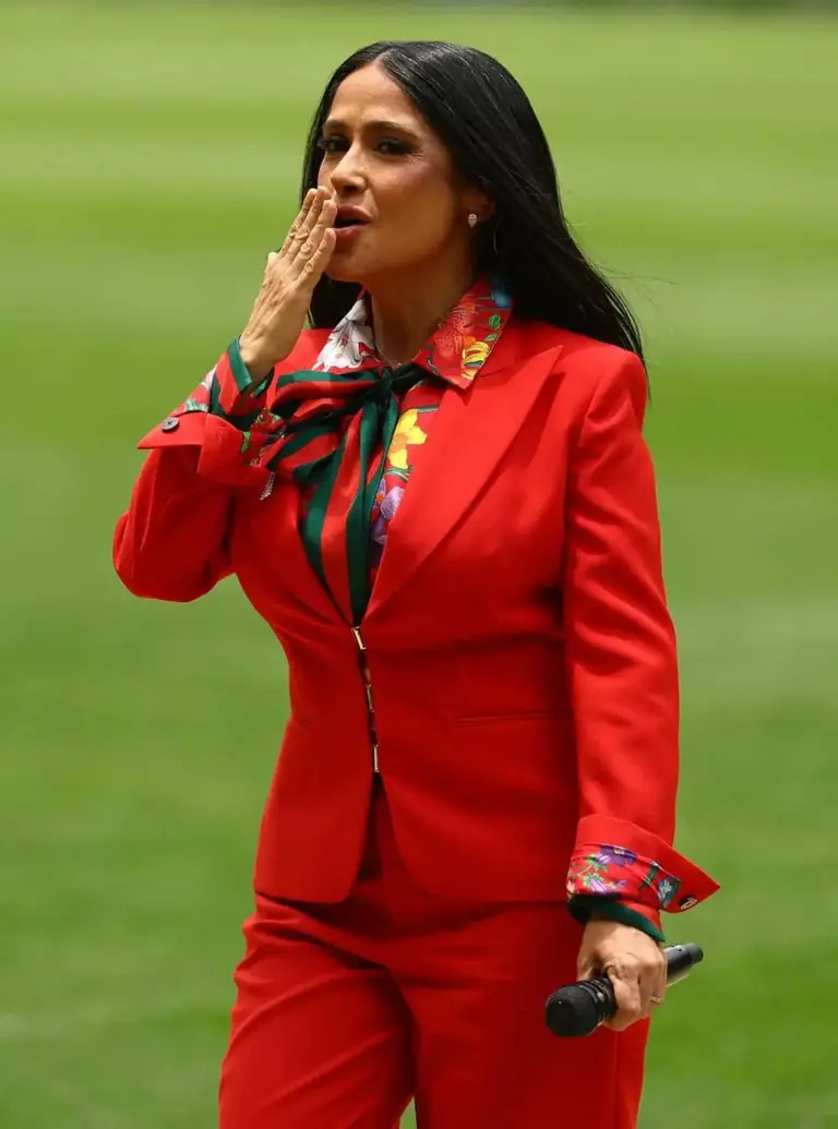 Cuando tomó la palabra, el estadio entero guardó silencio: el momento de Salma Hayek que emocionó al mundo