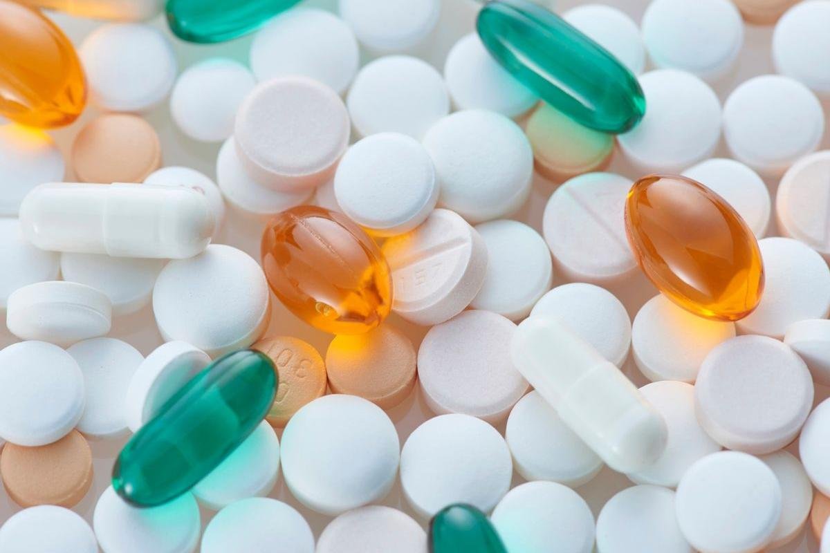 Cofepris alerta por falsificación de medicamento contra el cáncer y bebidas alcohólicas