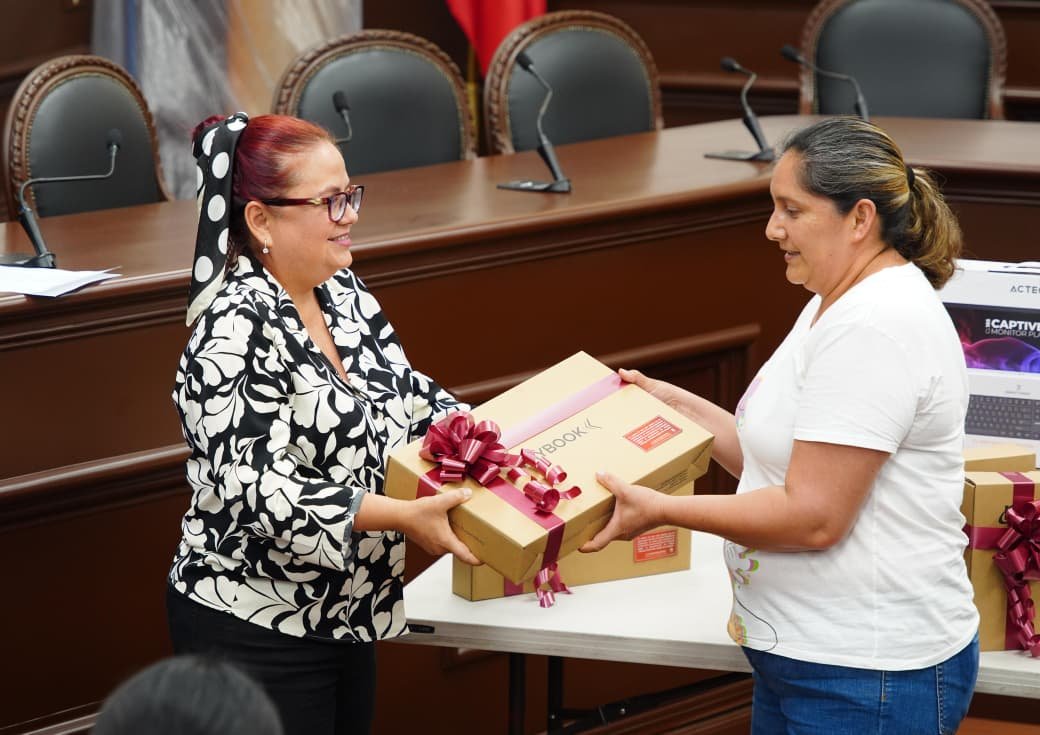 Entrega Daniela Griego equipos de cómputo para fortalecer a centros educativos de Xalapa