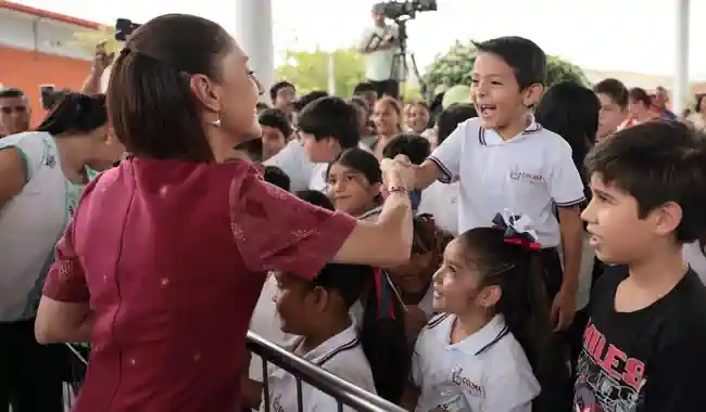 Siempre voy a estar pendiente de las niñas y niños: Presidenta entrega beca Rita Cetina para uniformes y útiles en Villa de Álvarez, Colima