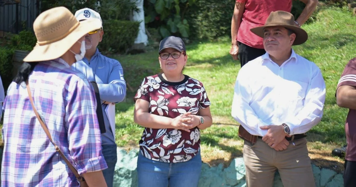 Daniela Griego atiende quejas por falta de agua tras protesta de vecinos en Xalapa.