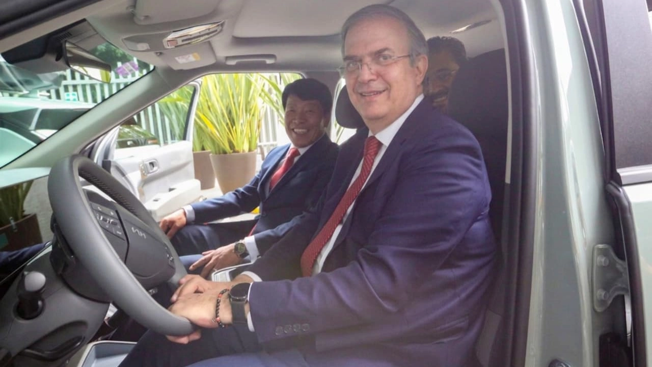 No es lo mismo producir autos en Alabama que en México: Ebrard a Trump
