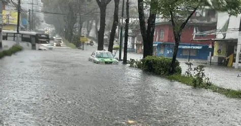 Tormenta deja anegaciones y desbordamientos en Xalapa