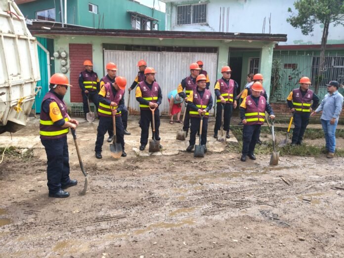 Continúan labores de limpieza y evaluación de daños tras lluvias en Xalapa, Tlalnelhuayocan, Banderilla y Tlaltetela