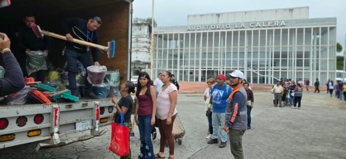 Distribuye Gobierno de Veracruz insumos a familias afectadas por lluvias en Tlaltetela y Banderilla