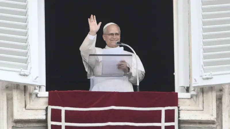 El papa León XIV hace su primera aparición pública tras ser operado por un cáncer de pulmón y “no hay motivos clínicos” que impidan su viaje a Sudamérica